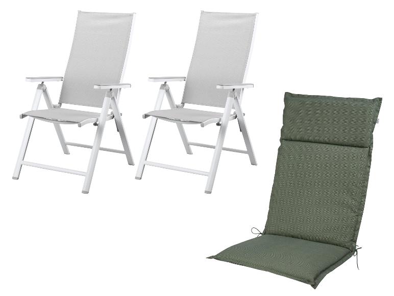 Deux chaises pliantes en aluminium et un coussin de siège vert olive.