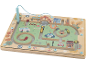 Labyrinthe magnétique en bois avec circuit routier, véhicules et paysage urbain.