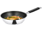 Wok avec des légumes comme des carottes et des poireaux, sur fond blanc.