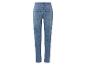 Un jean bleu pour femme.