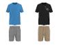 Deux ensembles de pyjama pour hommes : un t-shirt bleu avec un short gris, et un t-shirt noir avec le texte 'ROAD TRIPPIN' et un short beige.