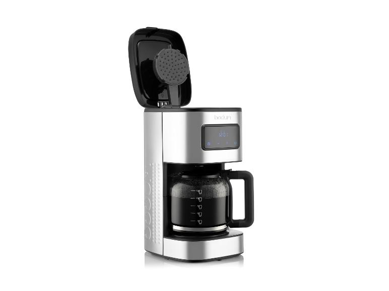 Cafetière argentée avec couvercle ouvert et carafe en verre pleine de café.