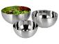 Ensemble de trois saladiers en acier, un avec de la salade.