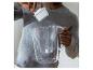 Personne insérant un filtre à eau dans une carafe d'eau transparente.