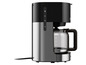 Une cafetière noire et argentée avec une carafe en verre.