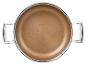 Une casserole en acier avec un intérieur en cuivre et un motif en relief.