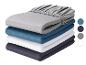 Draps-housses empilés en gris, bleu, blanc et bleu foncé avec échantillons de couleurs.