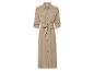 Robe chemise beige à boutons et ceinture.