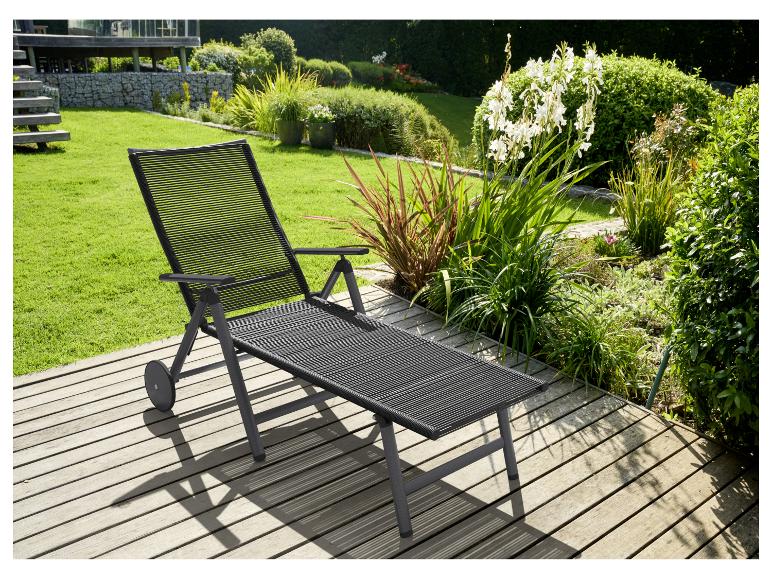 Chaise longue de jardin pliable avec structure en métal et assise en corde tressée.