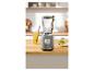 Blender SilverCrest gris avec de la glace sur un comptoir en bois.