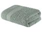 Serviette de bain pliée, couleur vert-gris.