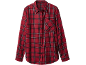 Chemise à carreaux rouge à manches longues avec poche poitrine.