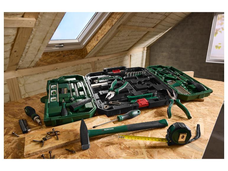 Mallette à outils PARKSIDE de 80 pièces sur un établi en bois.