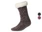 Une paire de chaussettes douillettes marron foncé avec une doublure en peluche blanche.