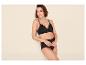 Femme souriante en soutien-gorge et culotte noirs en dentelle