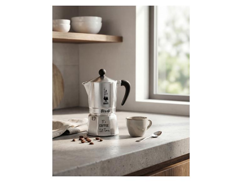 Cafetière argentée avec l'inscription 'It's coffee time' et une tasse sur un comptoir de cuisine.