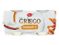 Yaourt grec au caramel, présenté avec une cuillère et des morceaux de caramel.