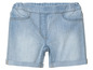 Un short en jean bleu clair avec un ourlet roulé.
