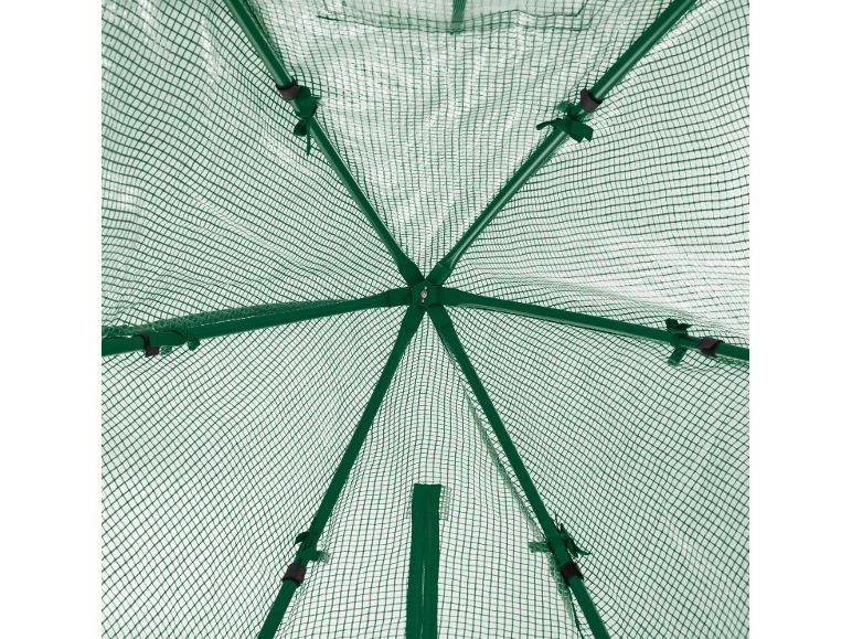 Vue intérieure d'une serre avec une couverture à motif quadrillé vert et un cadre métallique.