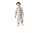 Jeune garçon en pyjama pour enfants avec des motifs de pingouins et d'ours polaires