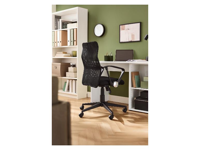 Chaise de bureau pivotante noire LIVARNO home devant un bureau moderne.