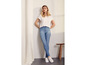 Une femme portant un t-shirt blanc et un jean bleu