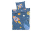 Une housse de couette bleue avec des fusées, des étoiles et des planètes.
