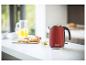 Une bouilloire rouge Russell Hobbs sur un comptoir