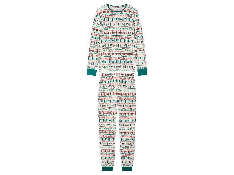 Pyjama sur le thème de Noël avec un motif festif de rennes, d'arbres et de flocons de neige.