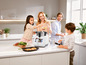 Une famille cuisine ensemble avec un multicuiseur blanc et des accessoires.