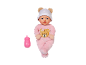 Poupée bébé souple en pyjama rose et un petit biberon rose.