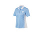 Un polo bleu clair avec des accents blancs et un logo de tennis.