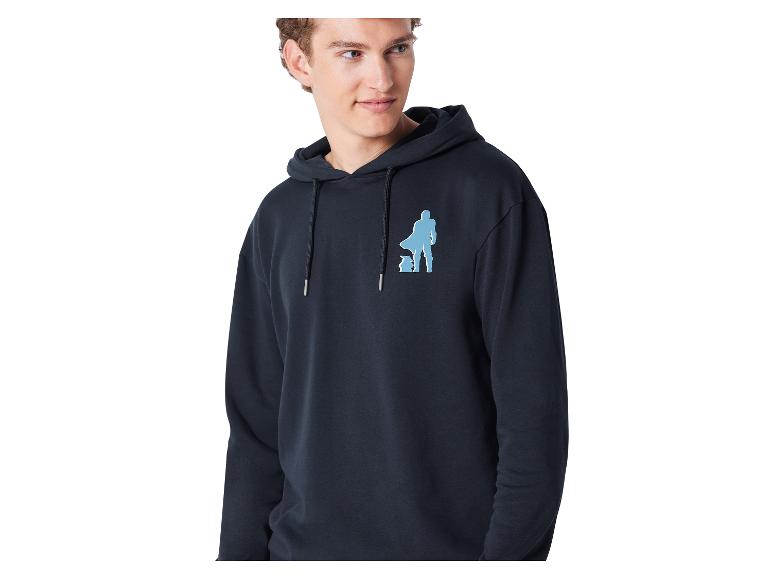 Un homme porte un sweat-shirt à capuche bleu marine avec un imprimé Star Wars.