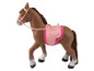 Un cheval en peluche marron avec une selle et une bride roses.