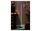 LIVARNO® LED-Stehleuchte: lampadaire LED coloré dans une pièce avec meubles et plantes.