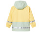Un imperméable jaune avec des bandes réfléchissantes.