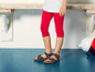 Leggings rouges avec des nœuds et des sandales bleues.