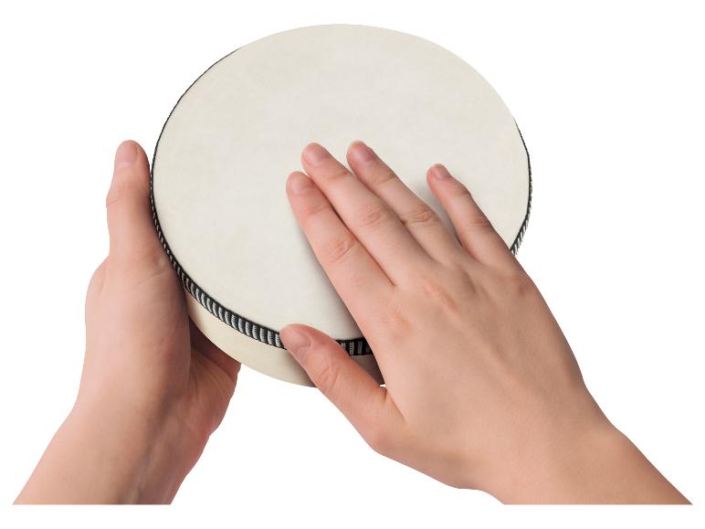 Mains jouant d'un tambourin avec une membrane blanche et une bordure noire.