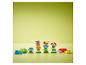 Briques LEGO DUPLO avec chiffres, papillon, abeille et fleurs sur fond vert.