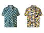 Deux chemises pour hommes à manches courtes: une bleue avec des logos jaunes, l'autre blanche avec des motifs rock style bande dessinée.