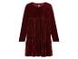 Une robe en velours rouge foncé à manches longues.