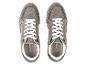Une paire de baskets grises avec des lacets blancs et la marque 'Liverg'