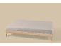 Cadre de lit en bois avec un matelas gris clair sur fond beige.