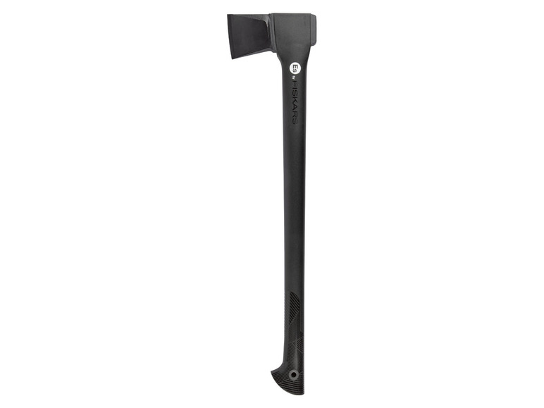 Une hache noire Fiskars avec manche en bois.