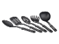 Cinq ustensiles de cuisine noirs : louche, cuillère à spaghetti, écumoire, spatule et cuillère de service.