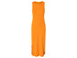 Une longue robe orange sans manches.