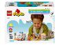 Un enfant joue avec un ensemble de construction comprenant une ambulance, des figurines et des blocs.