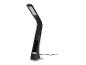 Une lampe de bureau noire avec un bras flexible et une horloge numérique.