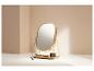 Miroir de maquillage doré avec accessoires.