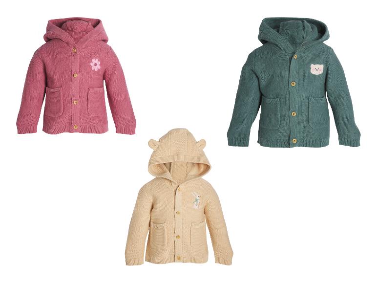 Trois cardigans à capuche pour bébé : rose avec fleur, vert avec ours, beige avec lapin.